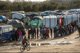 Pháp: 400 người nhập cư được đưa khỏi "rừng rậm" Calais